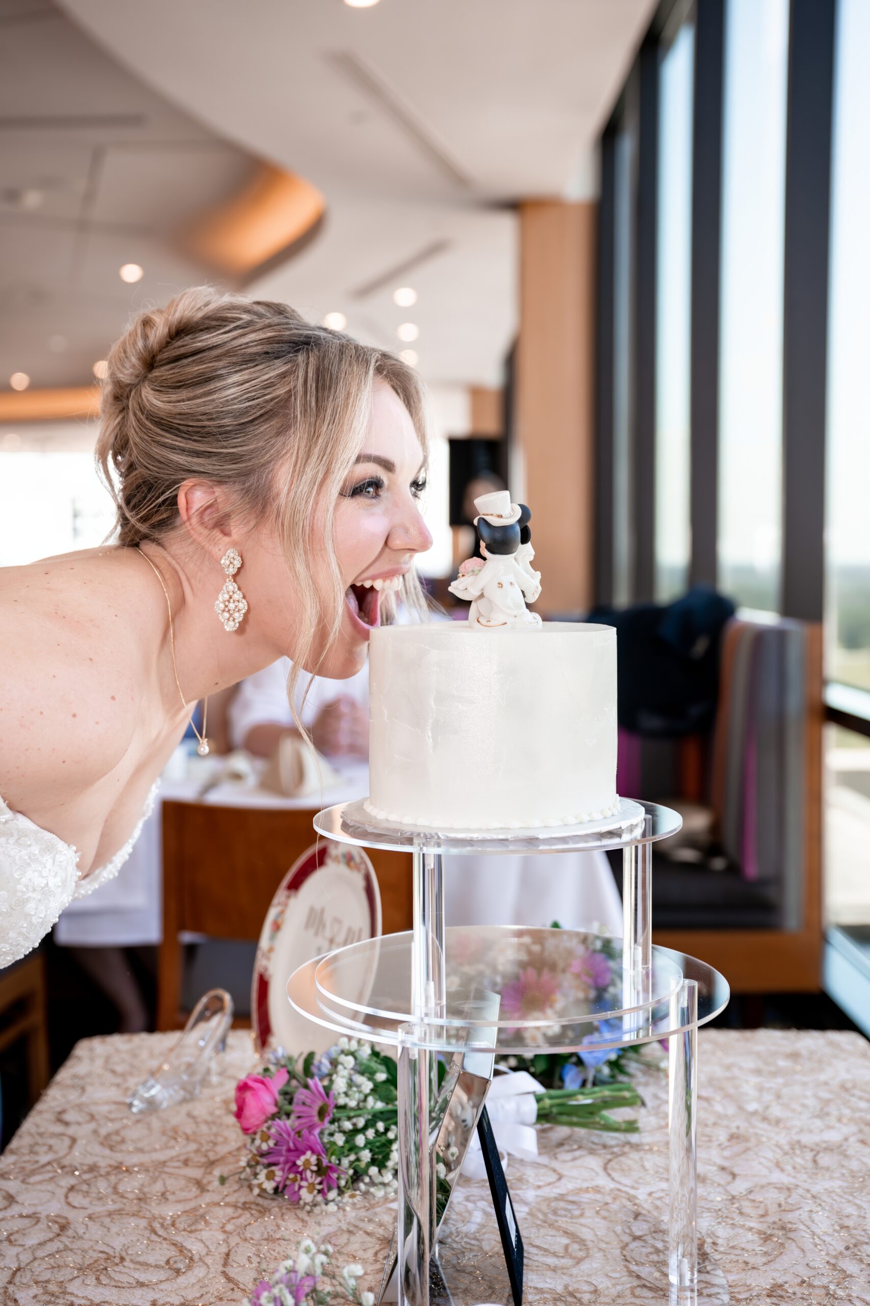 candid wedding photography laughter moment